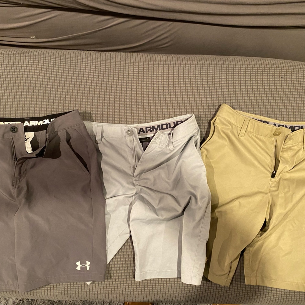 Like new boys under armour golf shorts